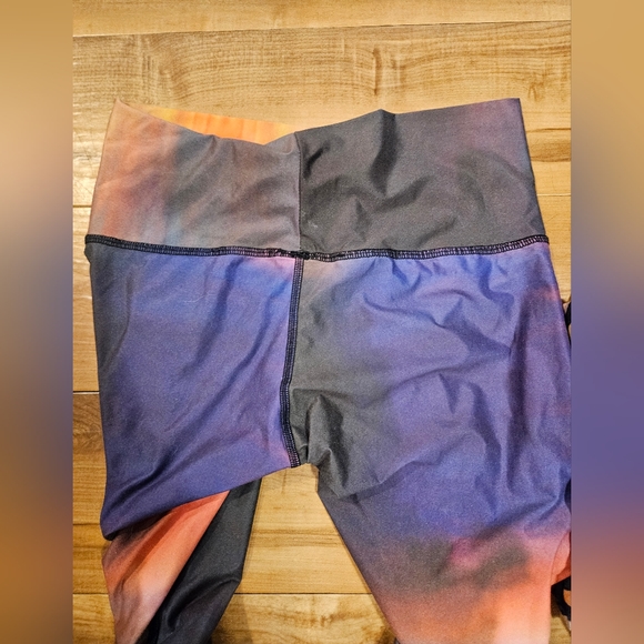 TEEKI LEGGINGS - 3 Size Med. Good pre-owned condition. - Picture 4 of 10